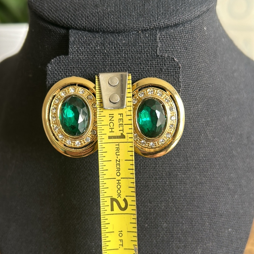 Vintage Faceted Emerald Colored Clip On Earrings - Picture 5 of 6